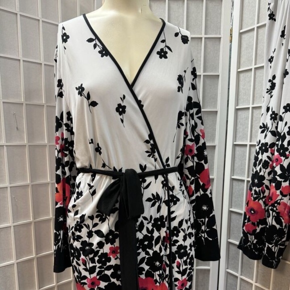 Donatella, Woman, Pajama set, 2pc, White-Black-Flowers, Sz M, kimono style.! - Picture 2 of 11